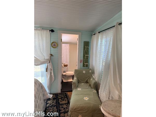 Queen bed room