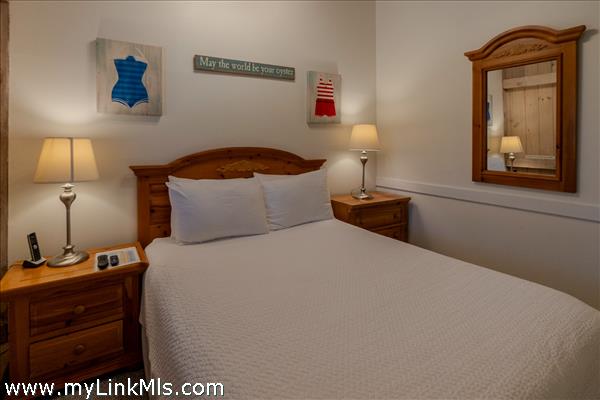 bedroom with queen bed