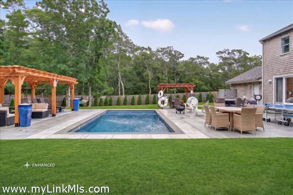 105 Whalers Walk, Edgartown